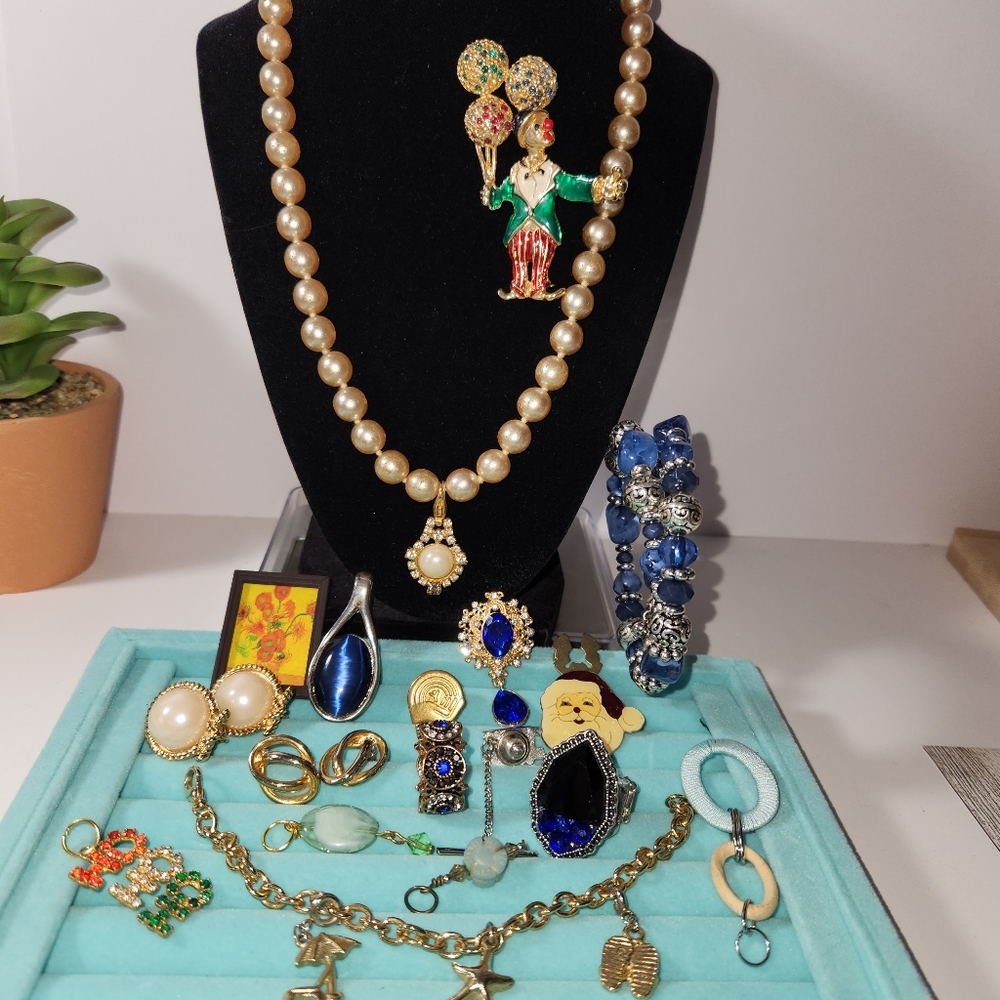 #2549, EXQUISITE, VICTORIAN  LOT  18 ITEMS, NECKLACE, BROOCHE, PENDANT, RING, EA